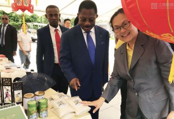 參加義賣活動 支持慈善事業(yè)