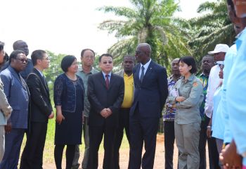 赤幾農(nóng)林部部長、巴塔總領事徐莊聲到示范農(nóng)場視察