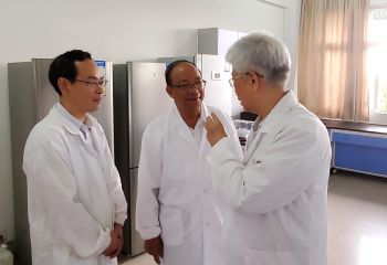 謝華安、謝聯(lián)輝院士在贛糧院士工作站指導工作