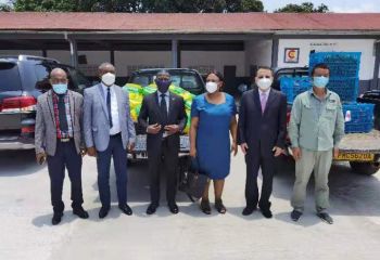 中國援赤道幾內(nèi)亞示范農(nóng)場技術(shù)援助項(xiàng)目組 向巴塔爆炸事故受難民眾捐贈(zèng)生活物資